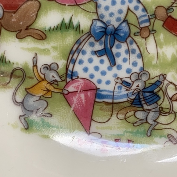 Royal Doulton Bunnykins Bowl, Flying Kites - Picture 7 of 8